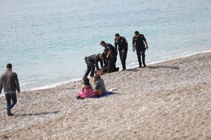 Kıyafetiyle denize giren adam polisi alarma geçirdi