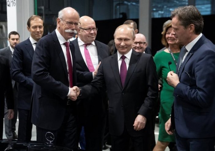 Putin yerli otomobiliyle Mercedes'i ziyaret etti