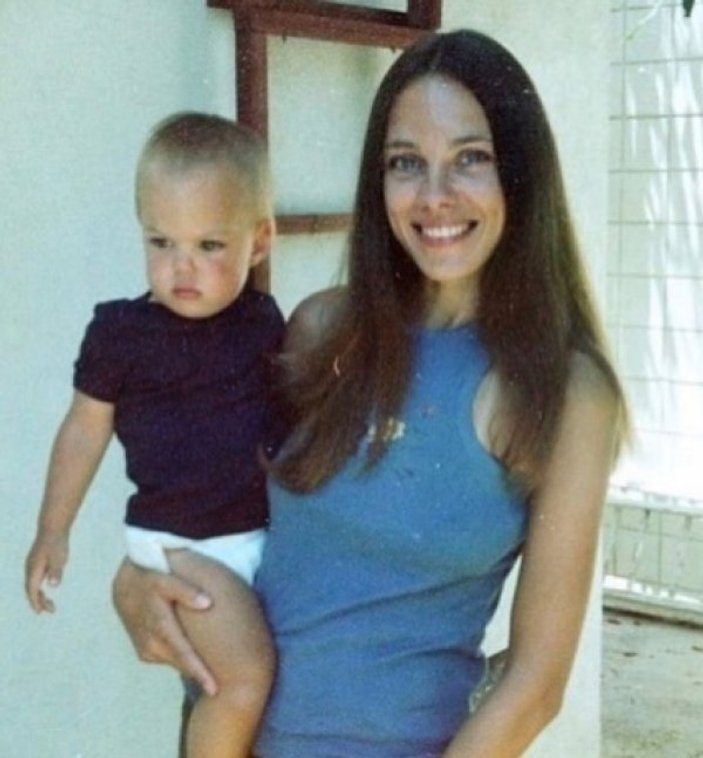 Angelina Jolie'nin çocukluk fotoğrafları