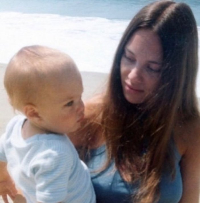 Angelina Jolie'nin çocukluk fotoğrafları