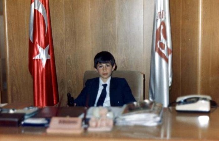 23 Nisan'da oturduğu koltuğa, başkan olarak geçti