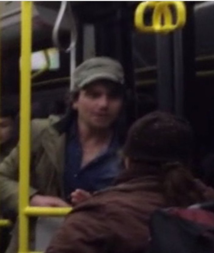 Alkollü genç, otobüsteki yaşlı kadına hakaret etti