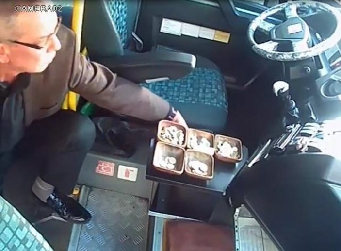 Pendik'te yolcu dolu minibüsünde hırsızlık