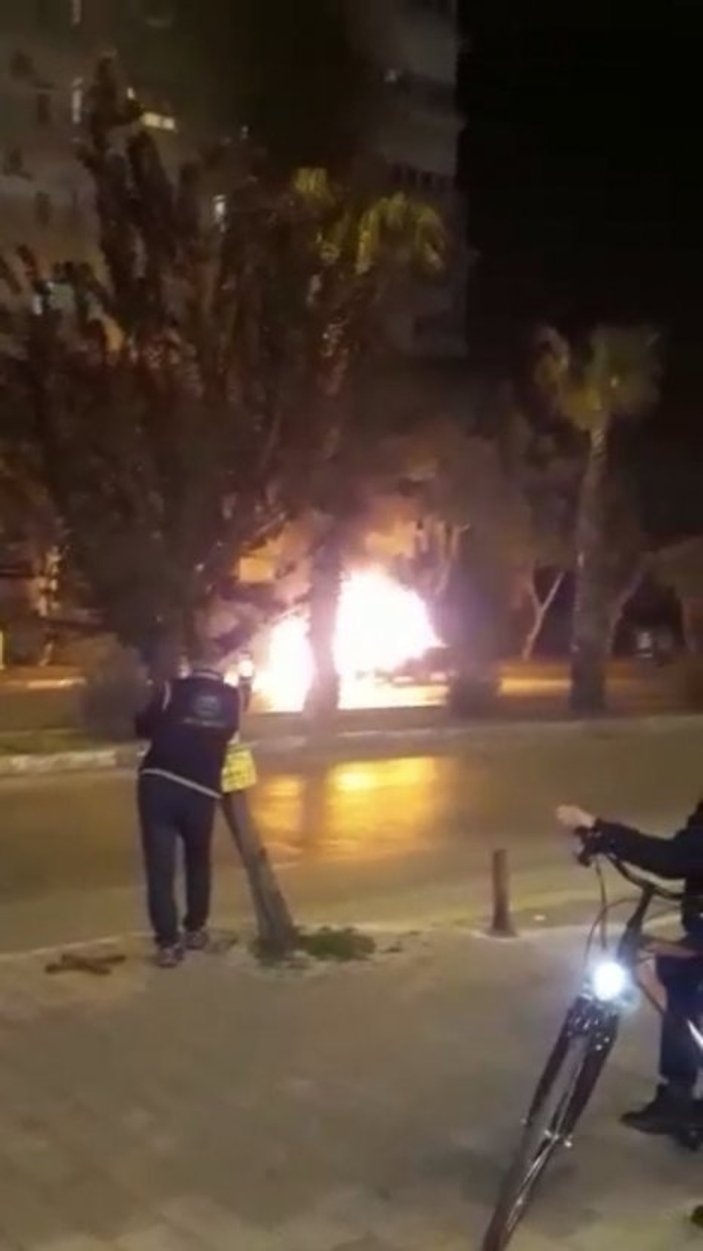 Antalya'da otomobil alev alev yandı