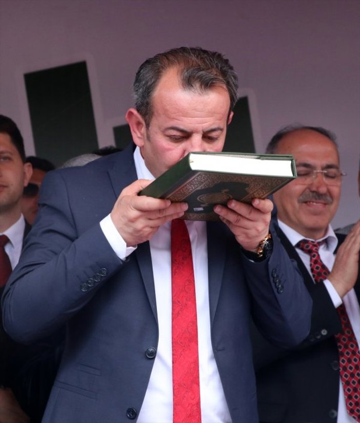 CHP'li Başkan Kuran-ı Kerim'i öperek yemin etti