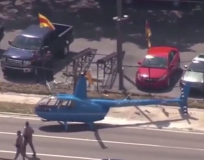 ABD'de motoru bozulan helikopter yola acil iniş yaptı