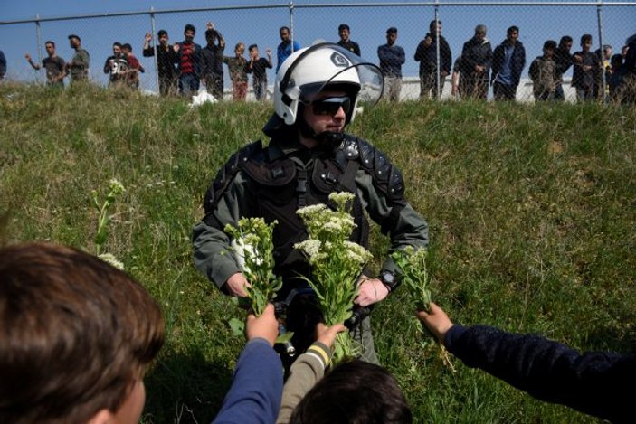 Sınırına dayanan göçmenlere Yunan polisinden müdahale