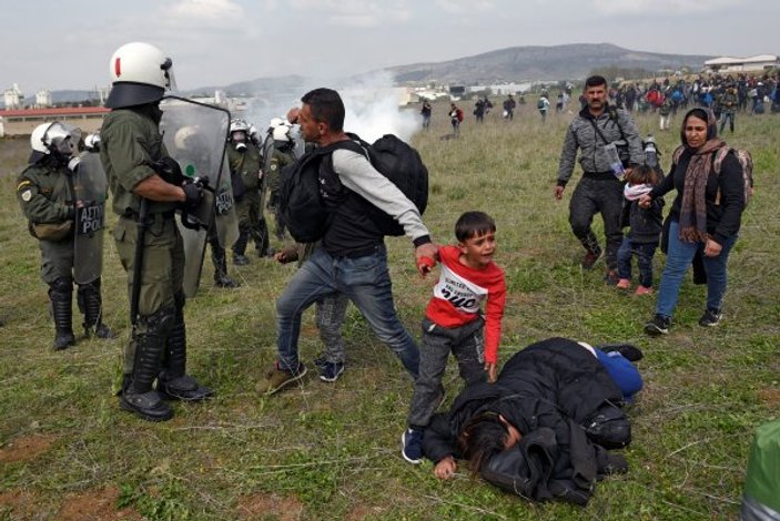 Sınırına dayanan göçmenlere Yunan polisinden müdahale