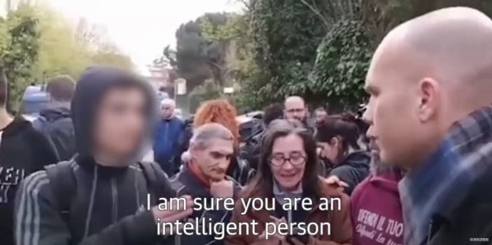 İtalya'da 15 yaşında genç, ırkçı eylemcilere kafa tuttu