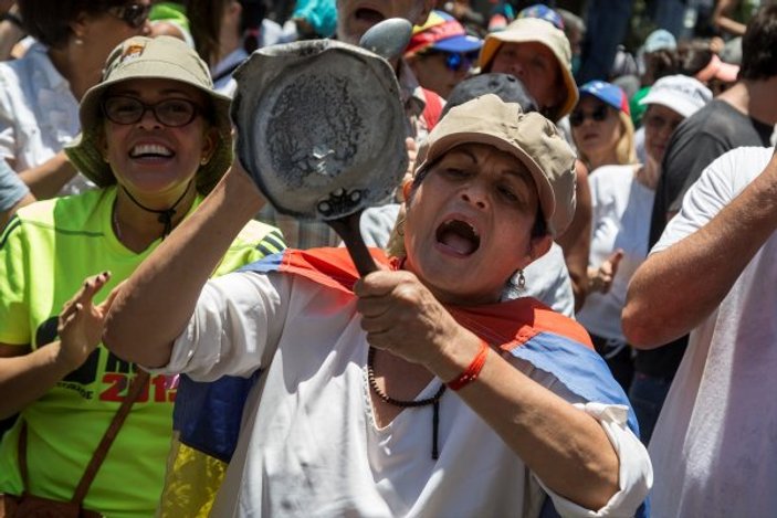 Venezuela'da muhalifler sokaklara çıktı