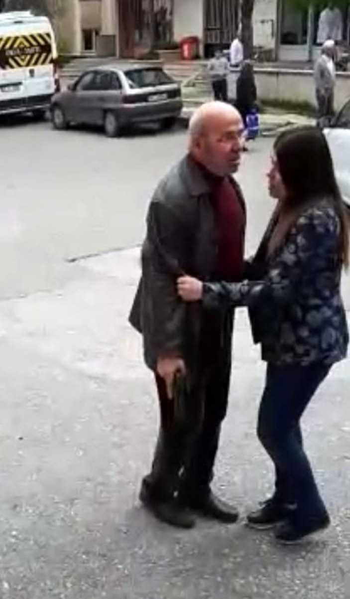 Silah çeken babayı kızı ikna etti