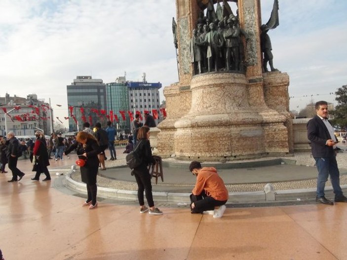 Kadın kuaförü Taksim'in ortasında saç kesti