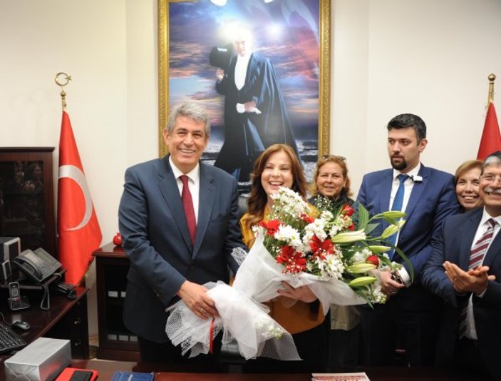 İzmir'de ilçe belediye başkanlığını eşine devretti