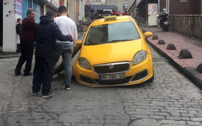 Çöken çukur taksiyi hasara uğrattı