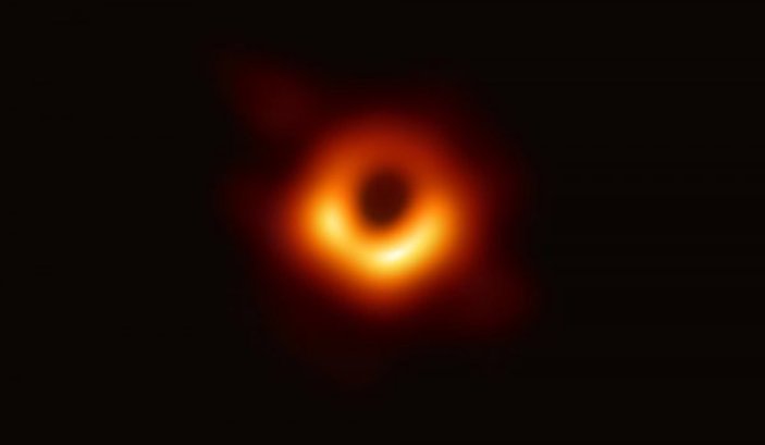 NASA, merakla beklenen ilk kara delik fotoğrafını yayınladı