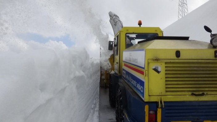 Muş, nisan ayında 6 metre karla mücadele ediyor