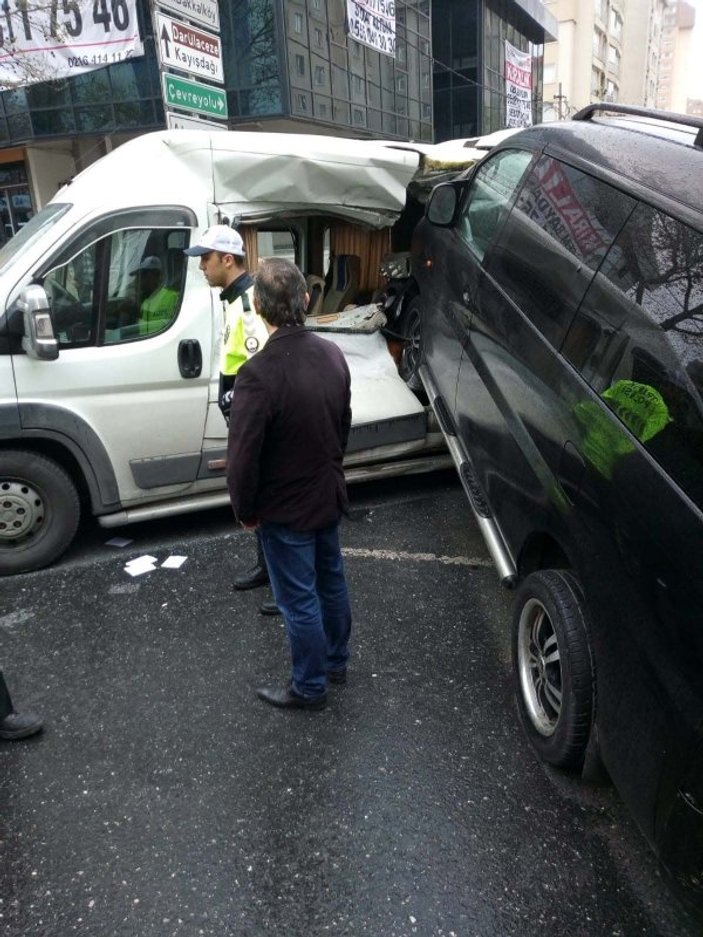 Ataşehir'de bir minibüs servise ok gibi saplandı