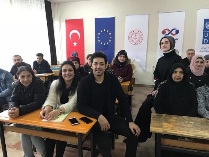 Mert Fırat Suriyelilere öğretmenlik yaptı