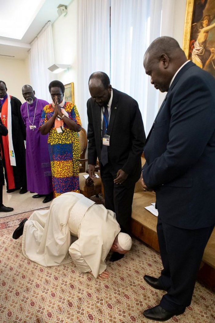 Papa Sudan liderinin ayağına sarıldı