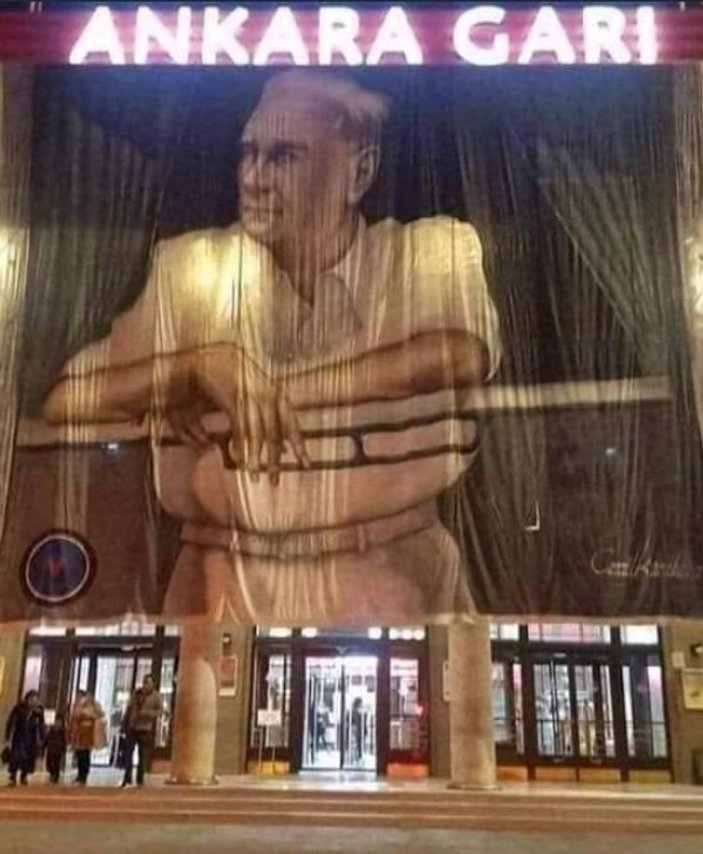 Ankara Garı'na dev Atatürk posteri asıldı