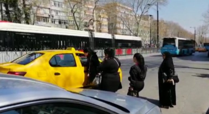 Kısa mesafe pazarlığı yapan taksiciler kamerada