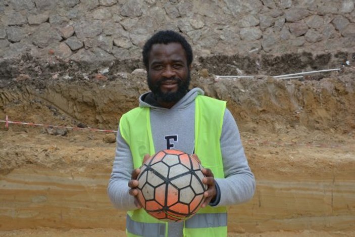 Futbol için ülkesini terk eden Kamerunlu