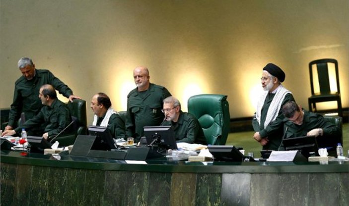 İran'da imamlar ABD'yi protesto etti