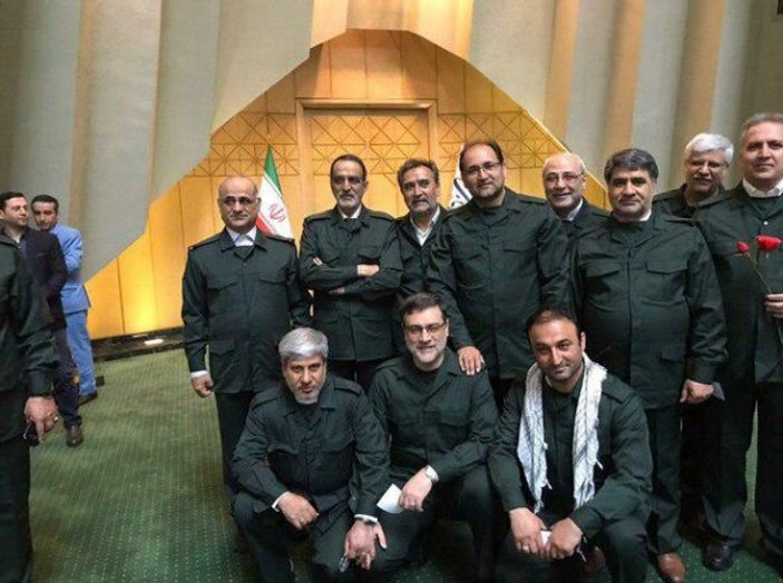 İran'da imamlar ABD'yi protesto etti