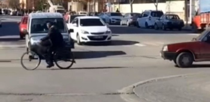 Malatya'da bozulan aracını bisikletle çekti