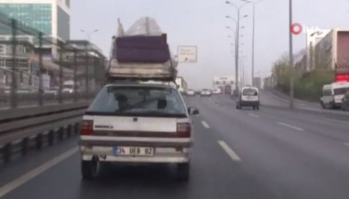 E-5 karayolunda mobilyalarını arabanın üstünde taşıdı