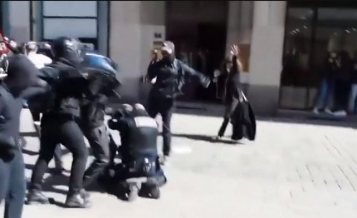 Sarı Yelekliler polisi sıkıştırıp dövdü