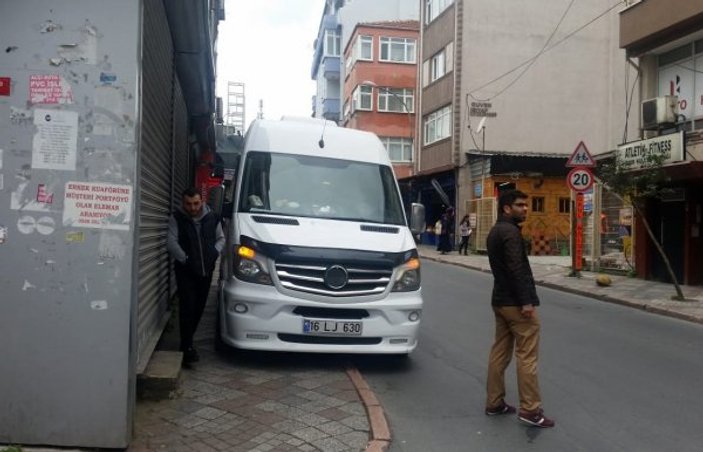 Fatih'te kaldırıma park edilen minibüs geçişi kapattı