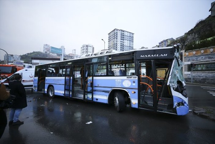Ankara'da otobüs ile temizlik aracı çarpıştı