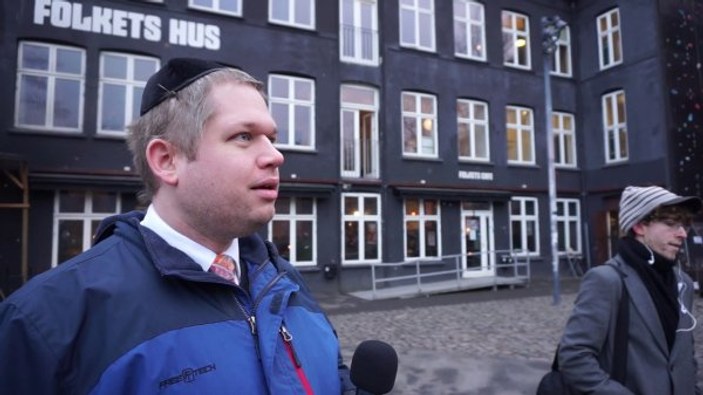Aşırı sağcı Danimarkalı lider  Kur'an-ı Kerim'i yere attı