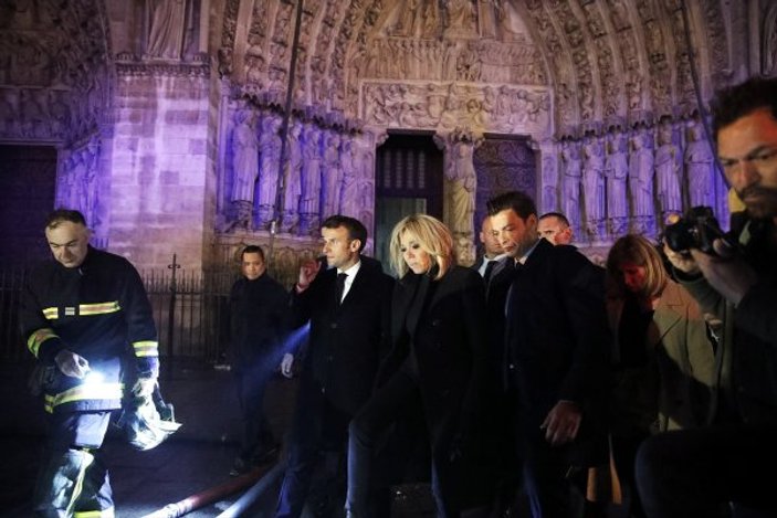 Macron yangının olduğu Notre Dame Katedrali'nde