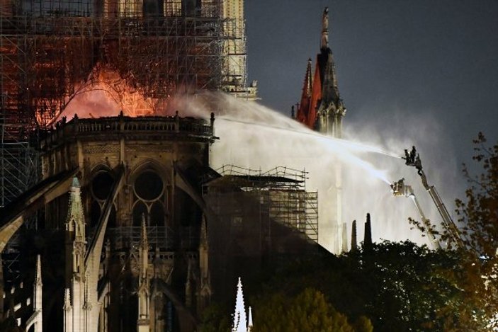 Macron yangının olduğu Notre Dame Katedrali'nde