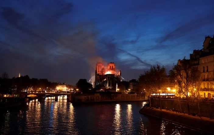 Notre Dame Katedrali'ndeki yangın, Macron'u derinden üzdü