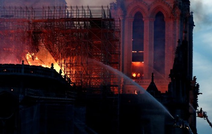 Notre Dame Katedrali'ndeki yangın, Macron'u derinden üzdü