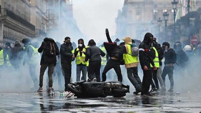 Fransa'da Sarı Yelekliler 5 aydır sokaklarda