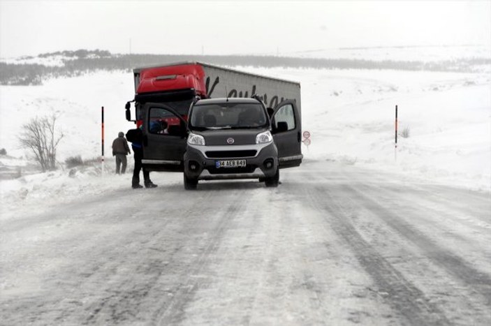 Ardahan'da kar ve tipi vatandaşları yolda bıraktı