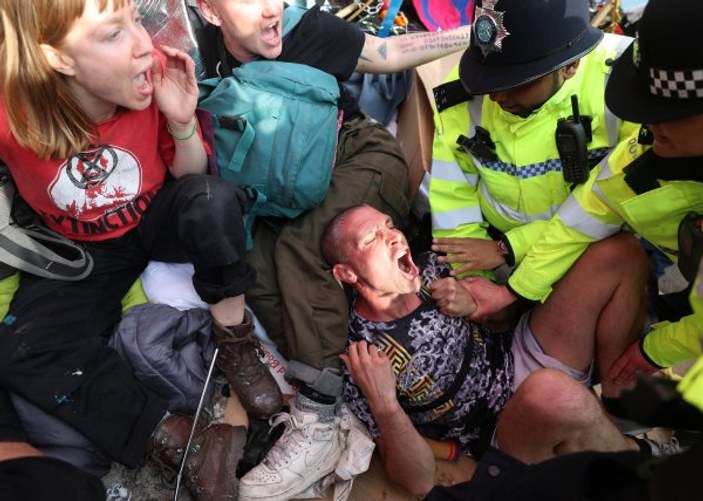 Londra'da iklim protestosunda gözaltılar sürüyor