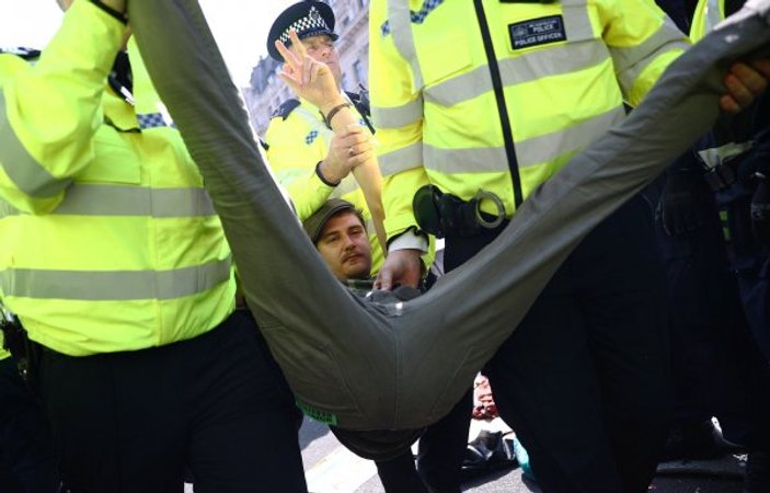 Protestolara karşı İngiliz polisine tam yetki