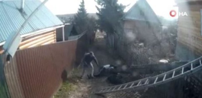 Rusya'da elektrik direği kadının üzerine yıkıldı