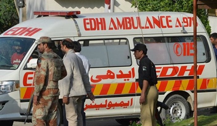 Pakistan'da otobüs devrildi: 8 ölü 44 yaralı