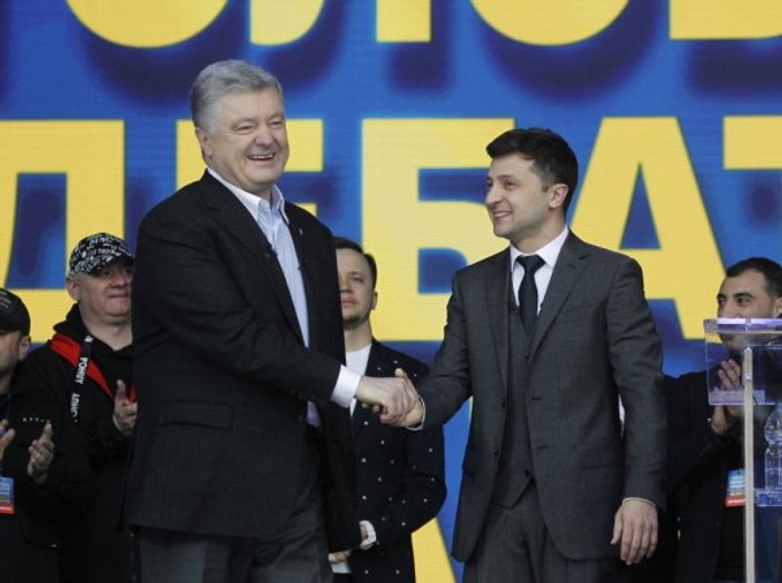 Poroşenko ve Zelenskiy, 70 bin kişilik stadyumda tartıştı