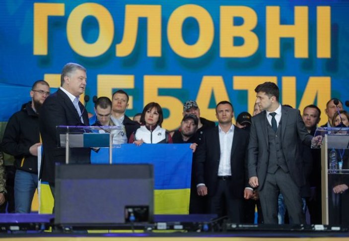 Poroşenko ve Zelenskiy, 70 bin kişilik stadyumda tartıştı