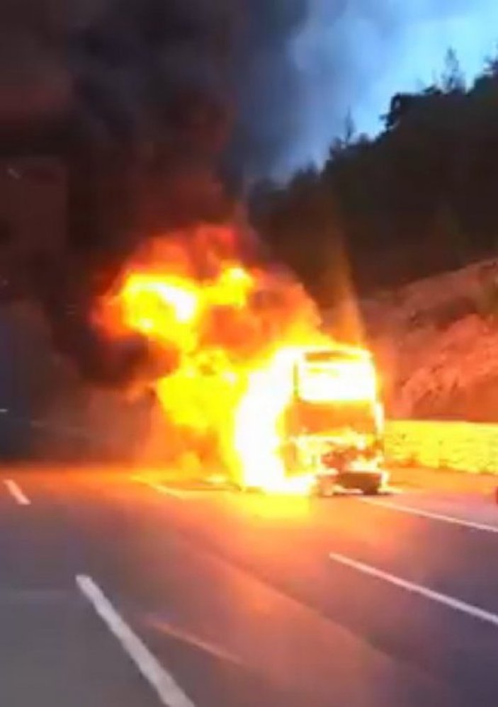 Adana’da yolcu otobüsü alev alev yandı