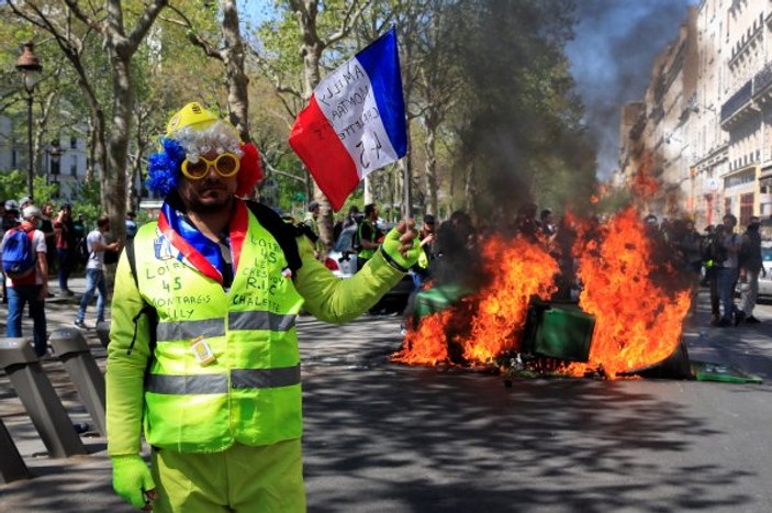 Fransa'da Sarı Yelekliler'in gösterisi devam ediyor