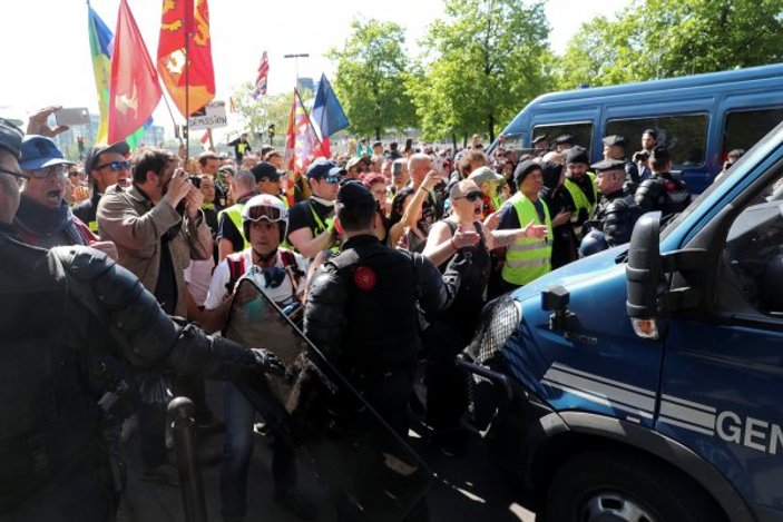 Fransa'da Sarı Yelekliler'in gösterisi devam ediyor