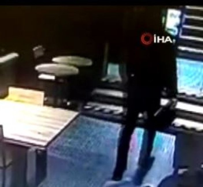Kadıköy’de bir kafedeki laptopu alıp çıktı